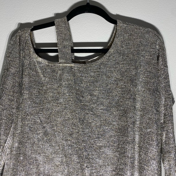 VINCE CAMUTO**Silver Sexy Shoulder Top**Med - Picture 3 of 7